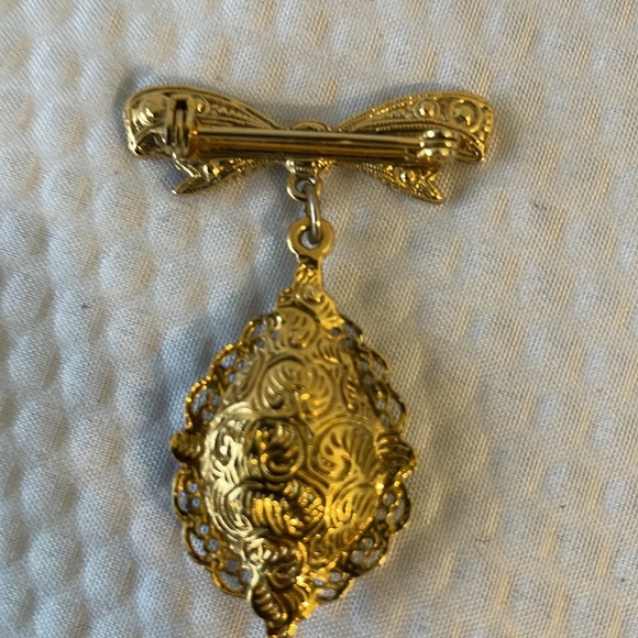 Vintage Gold Tone Oval Dangle Brooch with center white glass stone. 1.75. x 1.25 - Picture 5 of 6